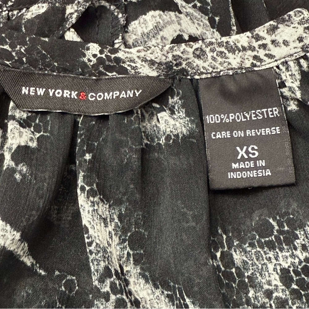 New York‎ & Company Women's Long Sleeve Pull-Over Top Black & White Size XS - Picture 3 of 6